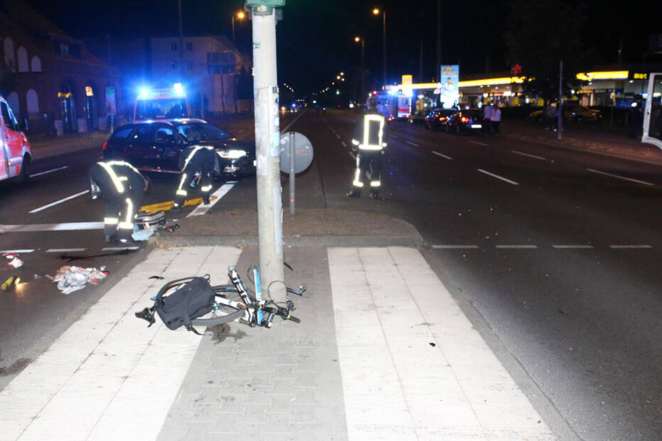 Das Fahrrad zerschellte bei dem Aufprall.
