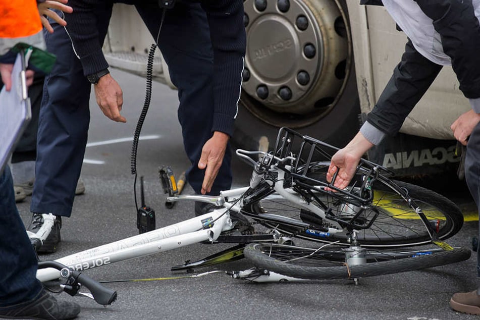 Der Radfahrer wurde lebensbedrohlich verletzt. (Symbolbild)