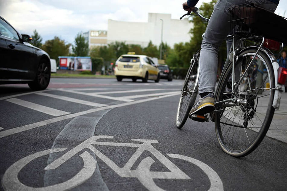 Ein 77-jähriger Fahrradfahrer wurde beim Überholen eines Auto von diesem gestreift, stürzte und verletzte sich schwer (Symbolbild).