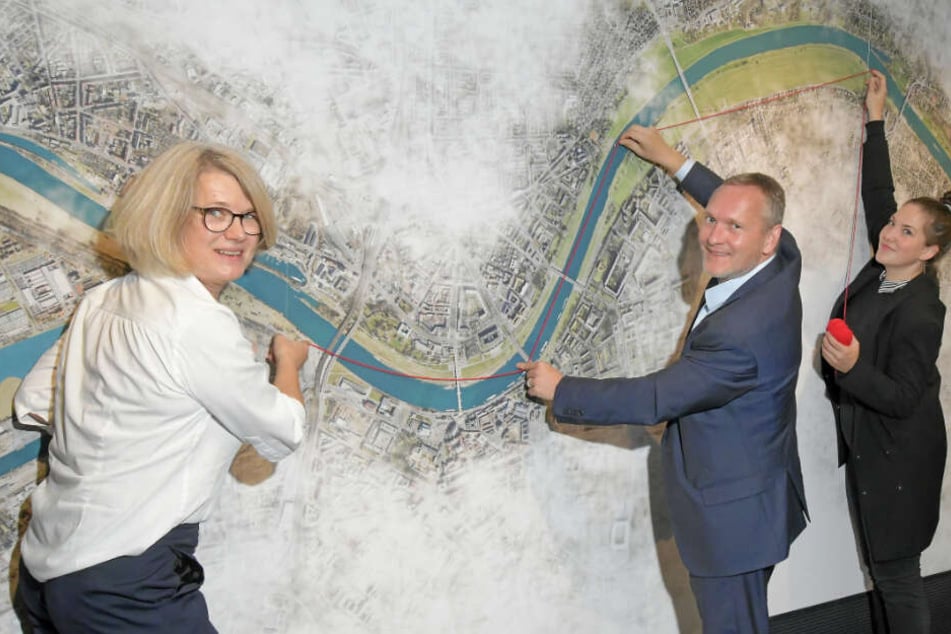 Anke Brandt (51), Jens H. Zander (49) und Eszter Ratz (27) sehen die Elbe als "Canale Grande".