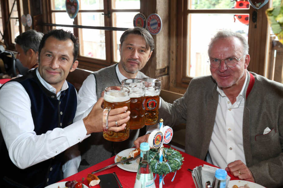 Hasan Salihamidzic (l-r), Sportdirektor vom FC Bayern, Niko Kovac, Trainer vom FC Bayern München und Karl-Heinz Rummenigge, Vorstandschef vom FC Bayern auf dem Oktoberfest.