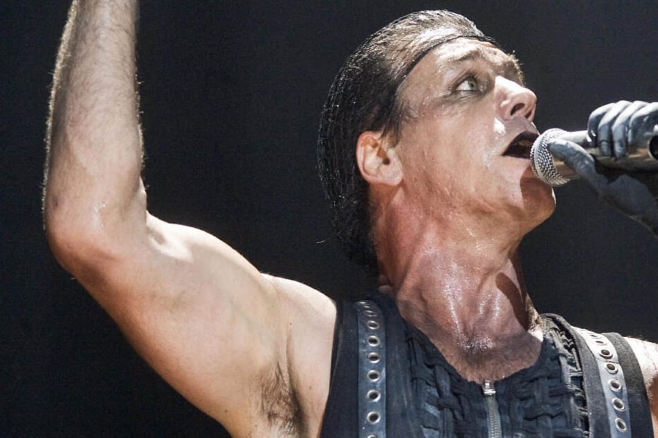Till Lindemann und die anderen Rammstein-Mitglieder wurden in die KZ-Gedenkstätte Dachau eingeladen. (Archivbild)