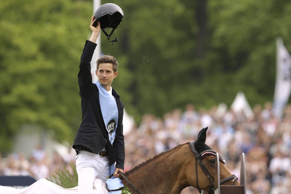 Mit seinem Pferd "Balou's Erbin" siegte Marvin Jüngel (22) überraschend beim 92. Springderby in Hamburg.