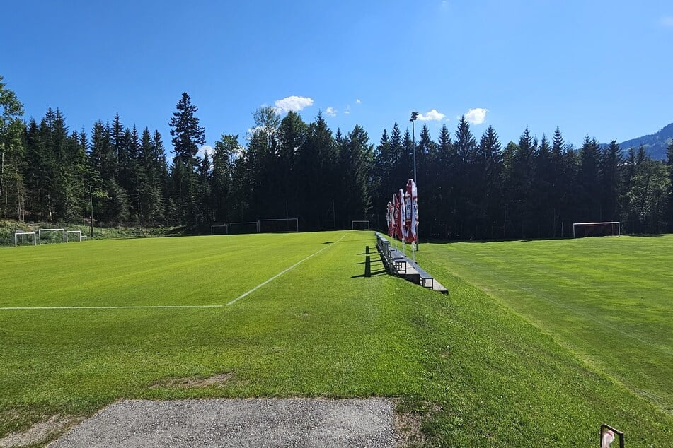 Das Trainingsgelände weist zwei Plätze aus.
