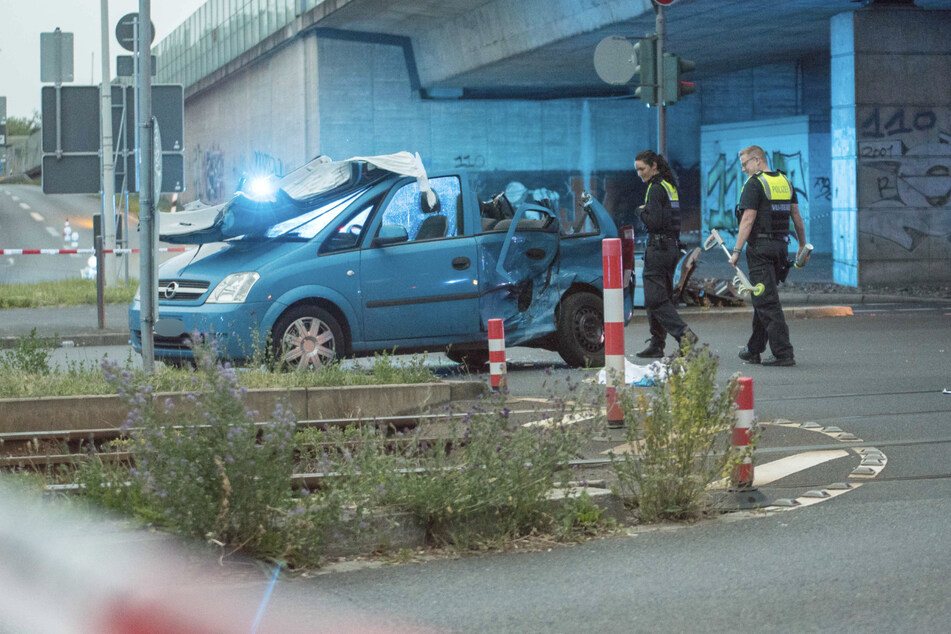Der blaue Opel wurde von dem 32-Jährigen gerammt. Dabei wurden die vier Insassen teils schwer verletzt.
