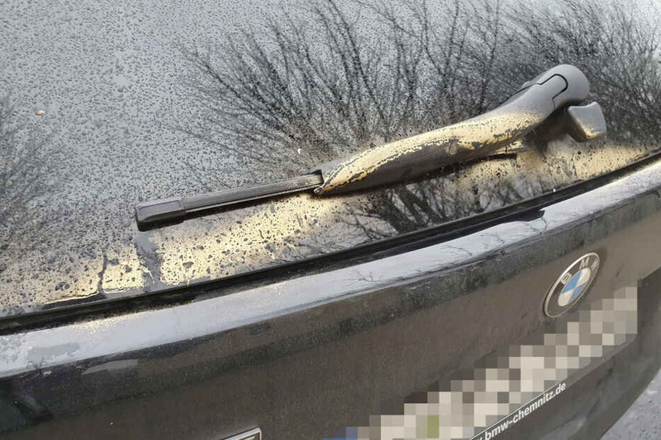 Mit goldener Farbe wurden unter anderem Autos in Altendorf "verziert".