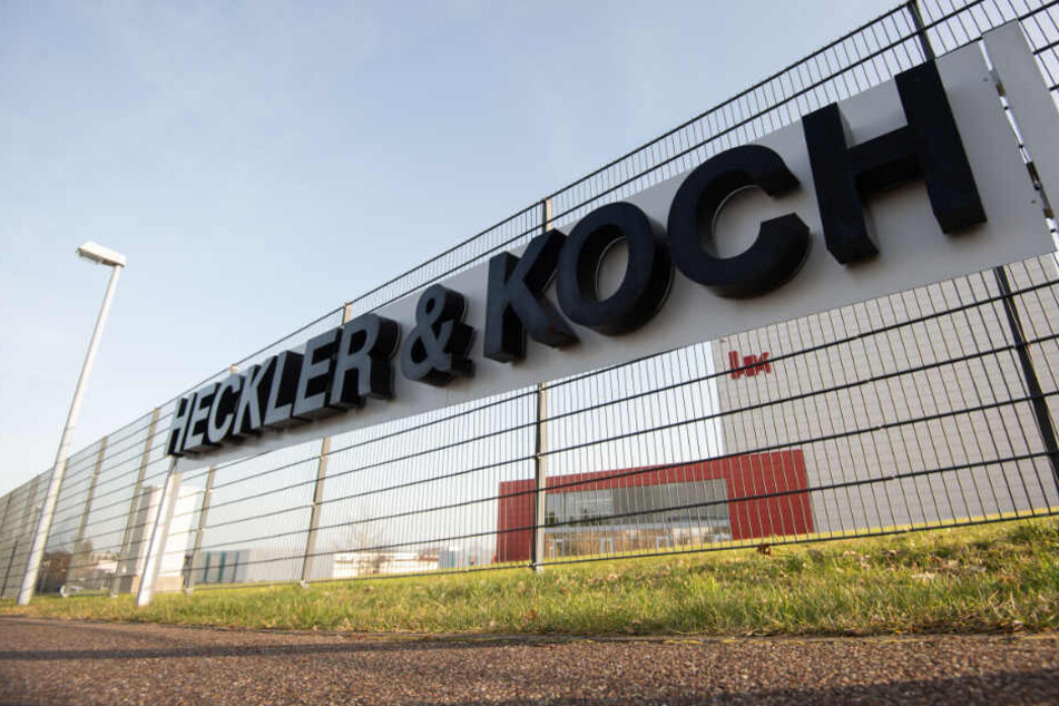 Das Logo des Waffenherstellers Heckler & Koch auf einer Anzeige auf dem Firmengelände.