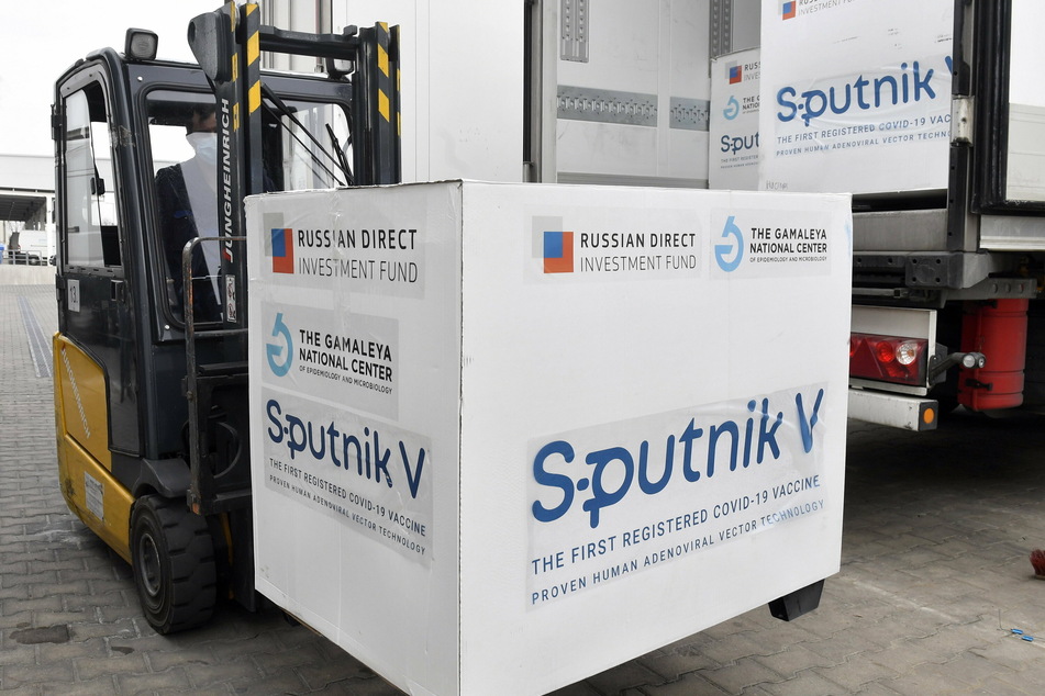 Kisten mit Dosen des russischen Corona-Impfstoffs Sputnik V. Der Hersteller der Vakzin wird von der slowakischen Arzneimittelkontrolle scharf kritisiert.