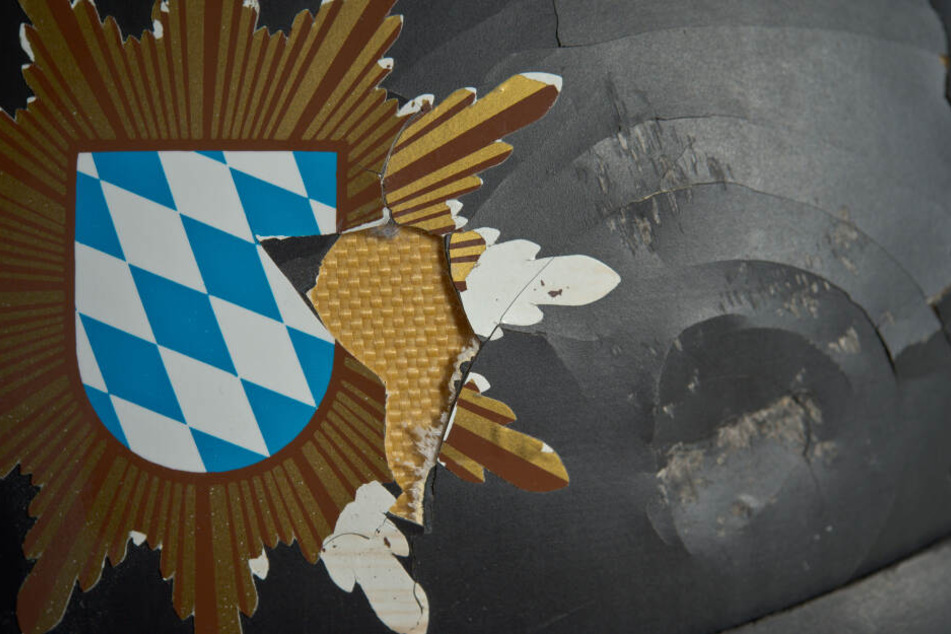 Nahaufnahme eines Polizeihelms, der durch einen Steinewerfer stark beschädigt wurde. Immer wieder kommt es zu Übergriffen auf Polizeibeamte im Einsatz. (Archivbild)