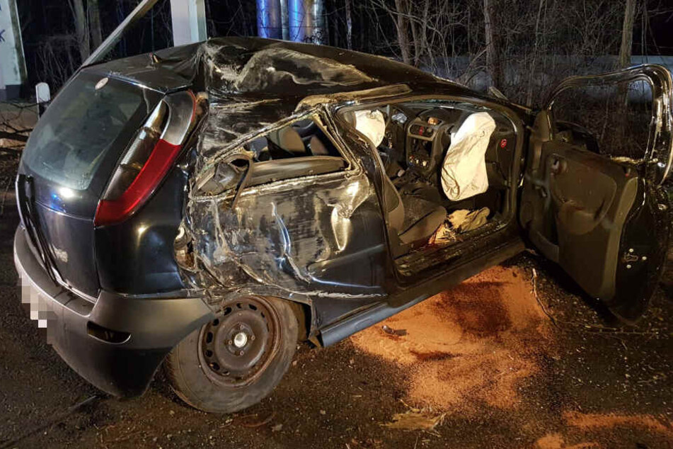 Am Mittwochabend hat der Fahrer dieses Opel Corsas in Markranstädt bei Leipzig einen schweren Unfall verursacht.