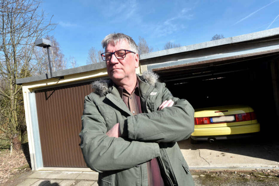 Schützenvereins-Chef Jürgen Bollmann (60) ärgert sich über den dreisten Klau aus seiner Garage.
