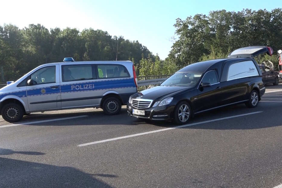 Mit dem Leichenwagen wurde der tödlich verletzte Beifahrer abgeholt.
