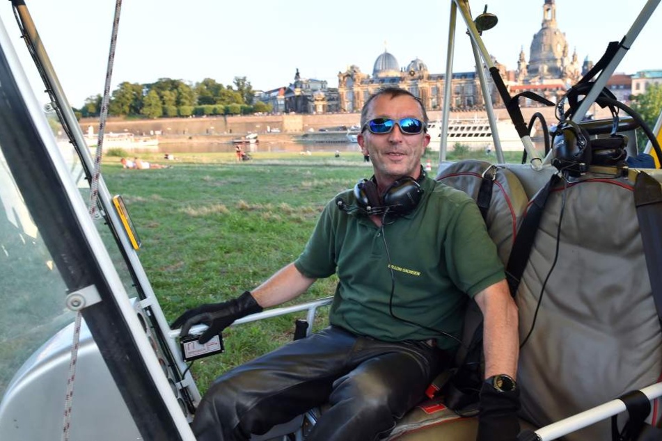 Momentan hat er Hochsaison: Pilot Jens Großmann (50) steuert sein Luftschiff
mit Lenkseilen.