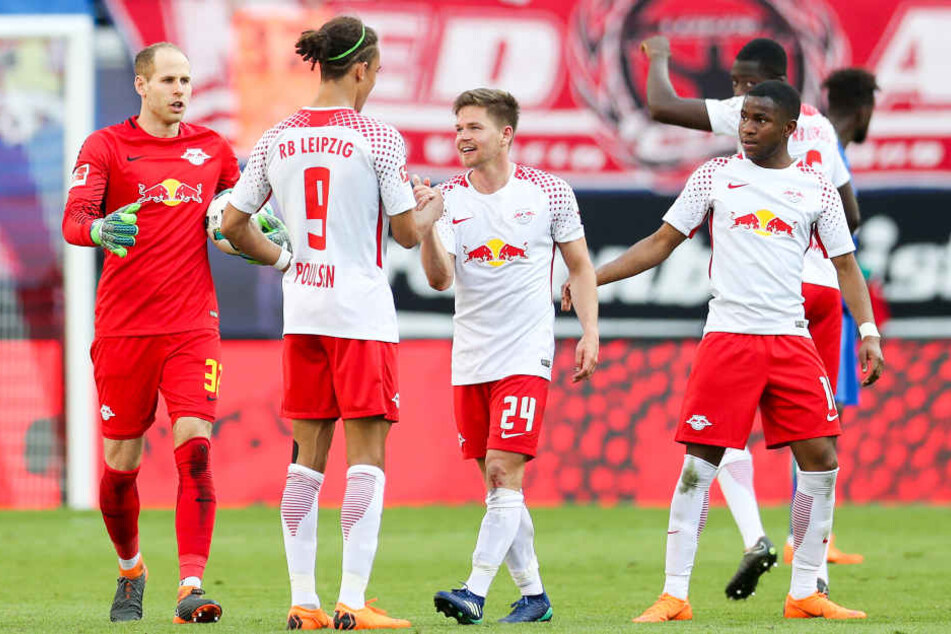 Mit Yussuf Poulsen (#9), Dominik Kaiser (2.v.r.) und Ademola Lookman (r.) bangt RB Leipzig gleich um drei leicht verletzte Spieler.