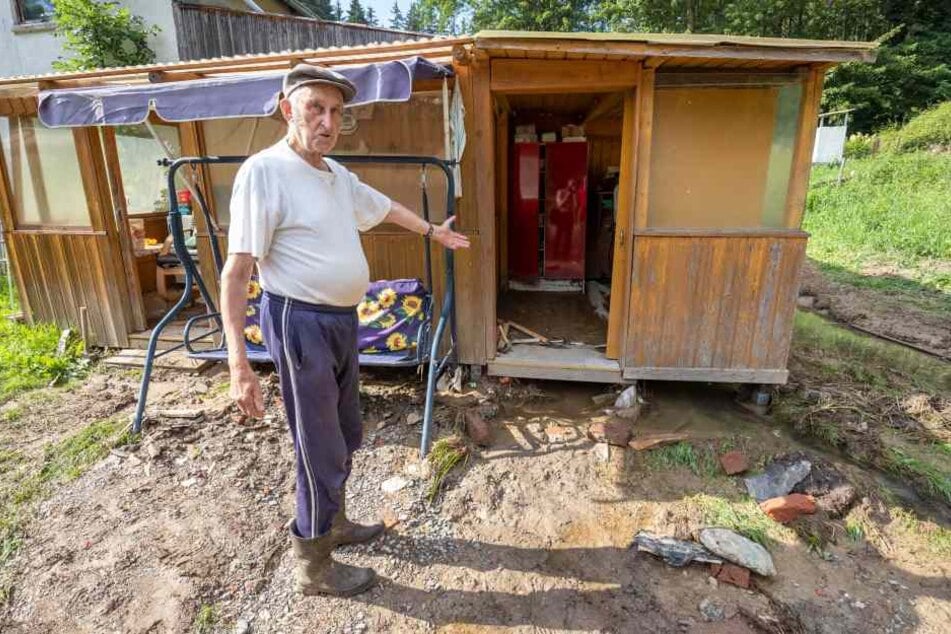 Von drei Hochwassern zerstört: Karlheinz Sandner (87) zeigt eine Werkstatt.