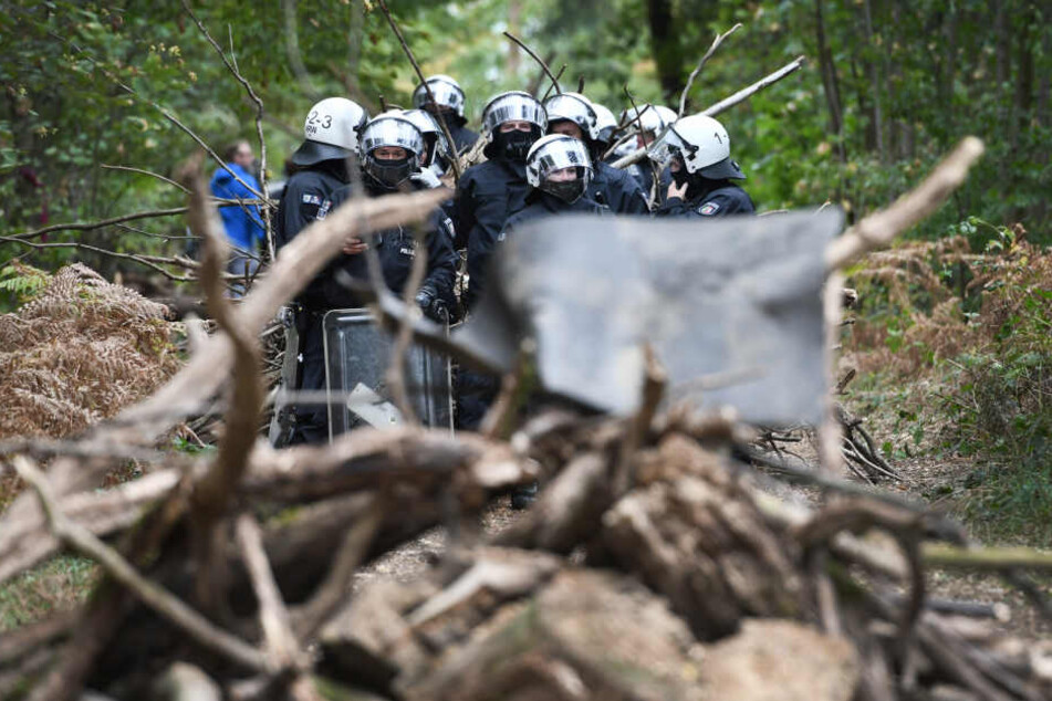 An Heiligabend kam es im Hambacher Forst erneut zu Ausschreitungen. (Symbolbild)