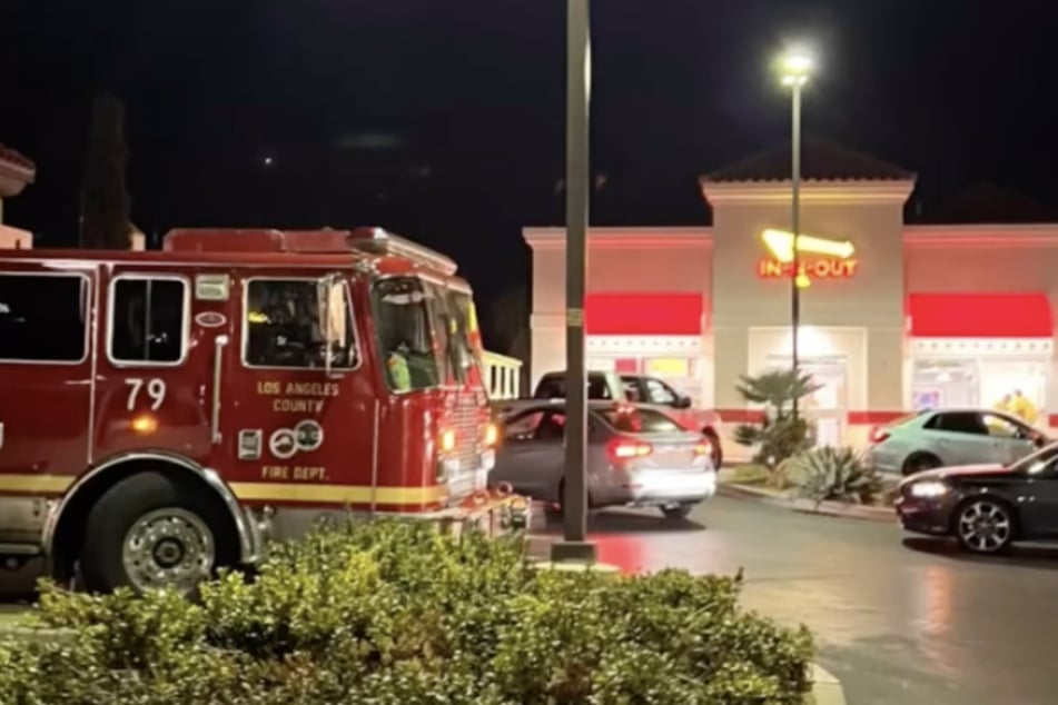 Feuerwehrwagen sind vor der Burgerkette "In-N-Out" zu sehen.