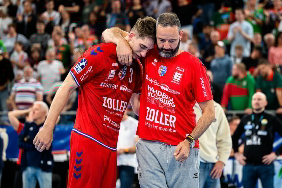 Iker Romero (r.) tröstete nach dem Abstieg seine Spieler.