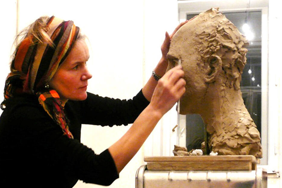 Silke Rehberg (55) arbeitet an einer Plastik für ein Jesus-Modell. In Chemnitz schuf die Münsteranerin die Plastik "Engel" am Moritzhof und das 1996 zerstörte Mahnmal vor der Alten Post.