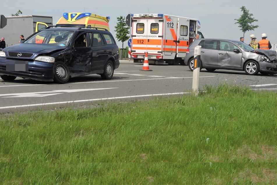 Beide Fahrer mussten ins Krankenhaus gebracht werden. Die Kreuzung wurde vollgesperrt.