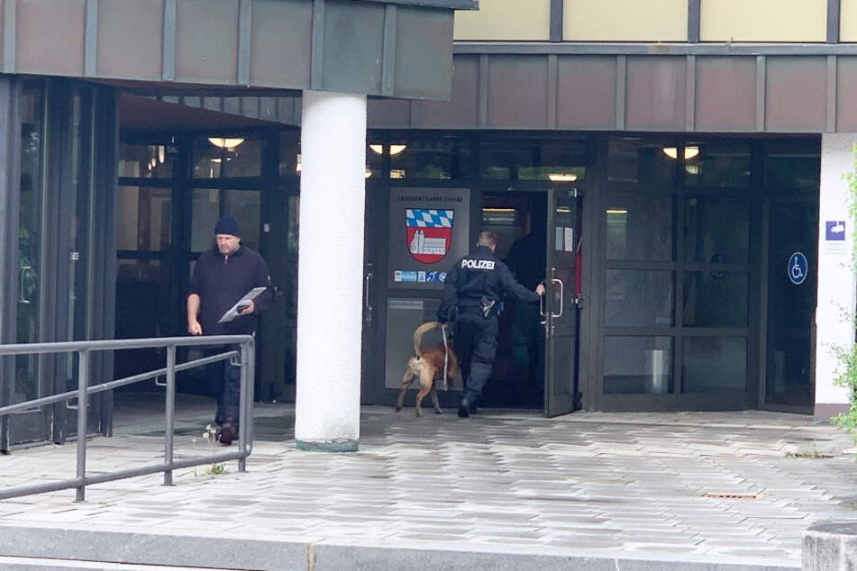 Nach einer Bombendrohung am Freitagmorgen sucht die Polizei mit Hunden das Landratsamt in Cham ab.