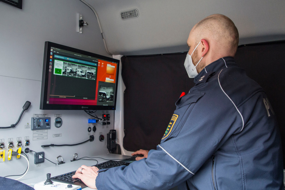 Im Inneren des mobilen Peris-Wagens können die Ermittler gleich mit der Bearbeitung beginnen.