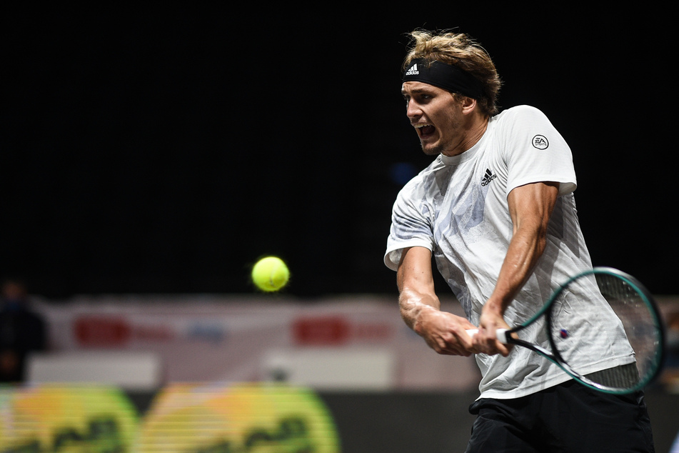 Alexander Zverev spielt den Ball.