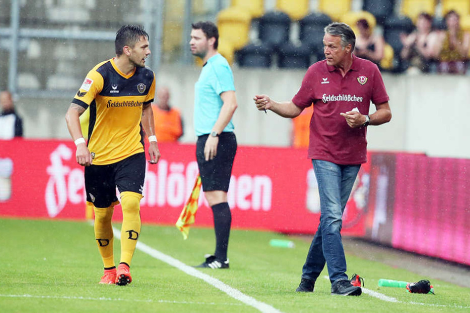 Dynamo-Coach Uwe Neuhaus (r.) verfolgte die Generalprobe mit skeptischem Blick