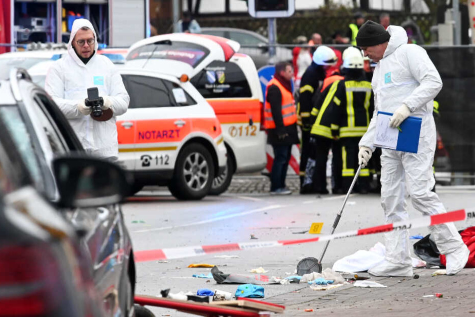 Einsatzkräfte nehmen in Volkmarsen Spuren auf.