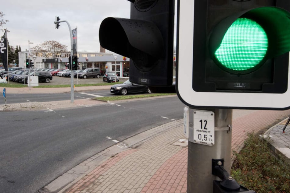 Bei grüner Ampel kam es zu einem tödlichen Unfall. (Symbolbild)