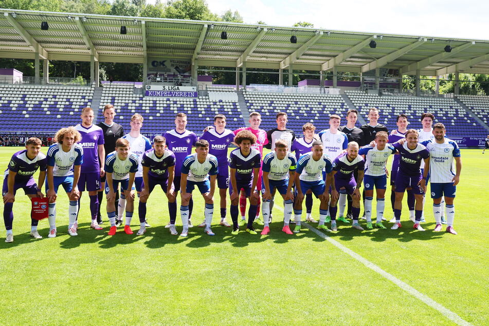 Vor Anpfiff der Partie gab es natürlich das obligatorische gemeinsame Gruppenfoto zwischen den Teams aus Aue und Glenovan.