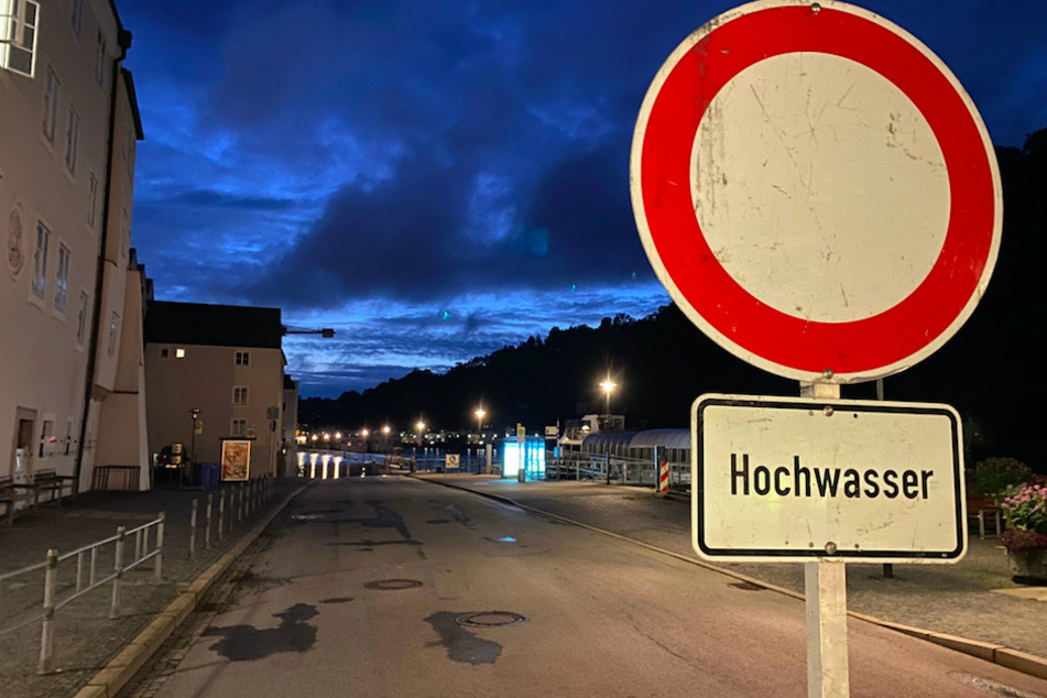 Der Hochwasserscheitel in Passau soll am Vormittag bei 8,50 Metern liegen, die Vorbereitungen zum Hochwasserschutz laufen schon seit Dienstagabend.