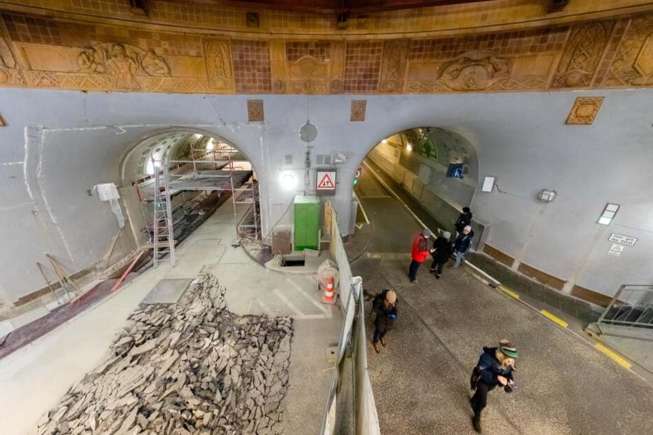 Im Rahmen der Sanierung des St.Pauli-Elbtunnels im Hamburger Hafen war die Oströhre wegen Asphaltierungsarbeiten lange gesperrt. Am Freitag wird sie wieder eröffnet.