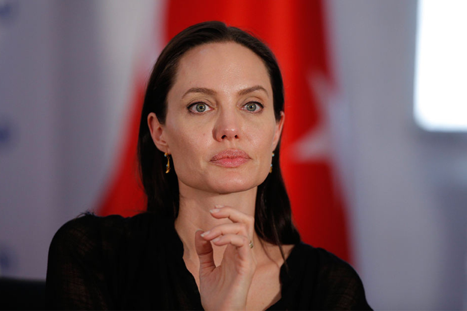 Angelina Jolie (42) ist eine US-amerikanische Schauspielerin, Filmregisseurin, Filmproduzentin und Drehbuchautorin.
