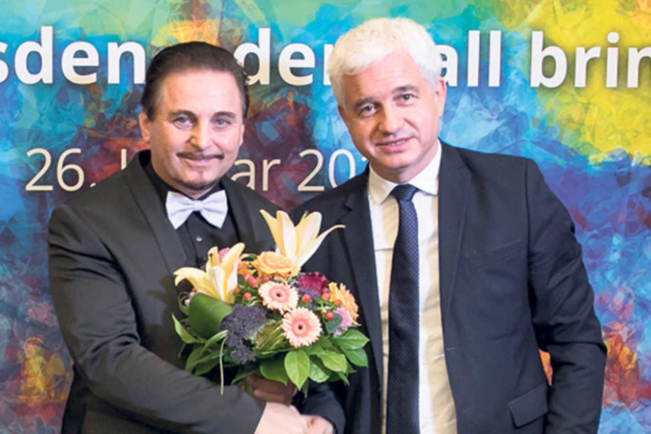 Ballchef Hans-Joachim Frey (52, r.) bedankt sich beim Dresdner Designer Uwe
Herrmann (54) für seine langjährige Mitarbeit.