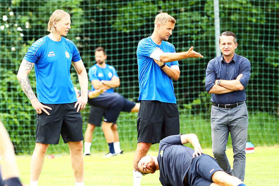 CFC-Sportchef Thomas Sobotzik (r.) beim Trainingsauftakt im Gespräch mit Trainer David Bergner.