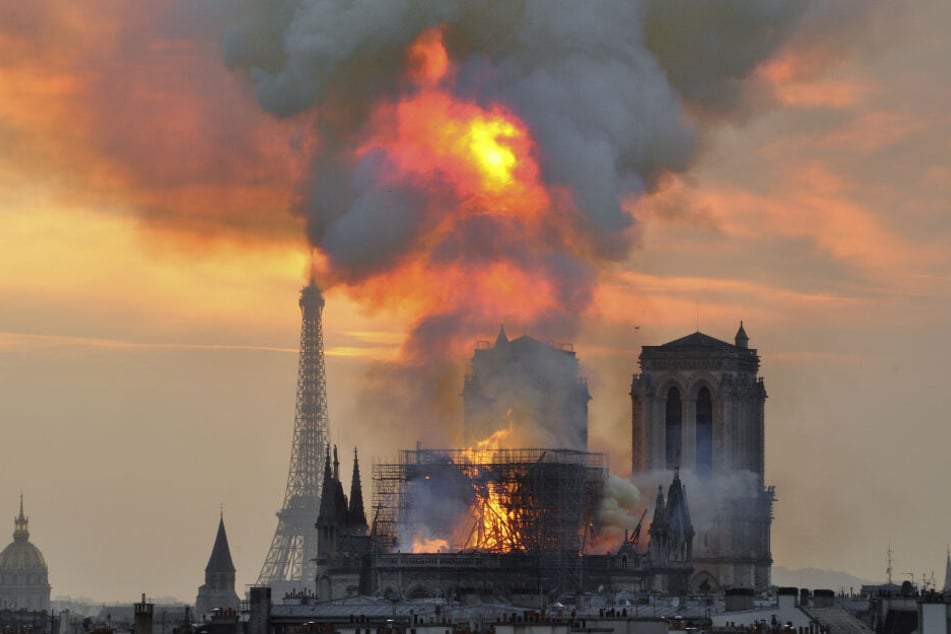 Flammen und Rauch, steigen aus der Kathedrale Notre Dame auf: Ein Brand verwüstete am Montag die Kathedrale Notre-Dame.