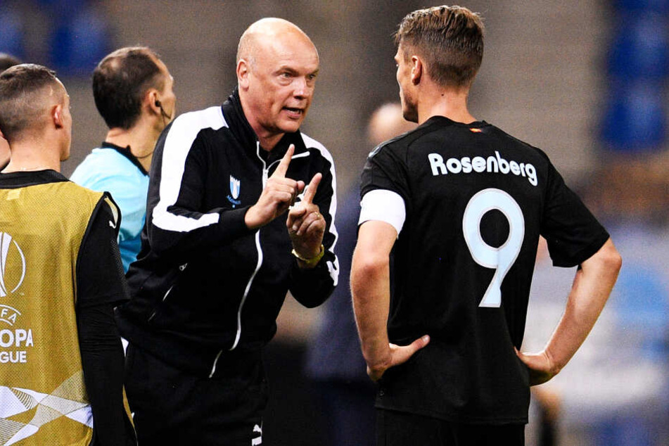 Trainer Uwe Rösler (Zweiter von rechts) im Gespräch mit seinem Kapitän Markus Rosenberg. (Archivbild)
