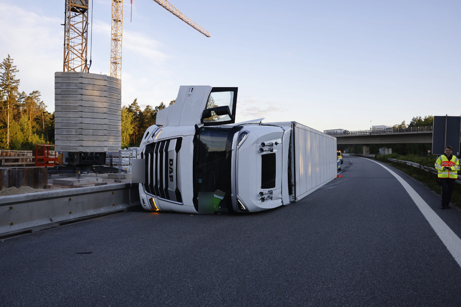 Ein Lkw ist auf der A3 bei Nürnberg an der Baustelle umgekippt.