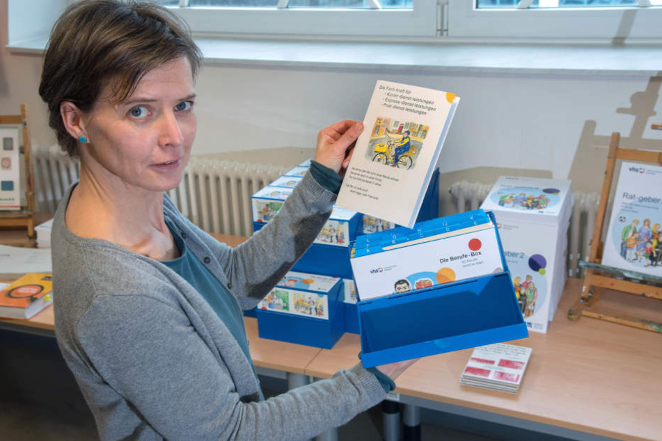 Volkshochschul-Fachbereichsleiterin Astrid Günther (44) mit der neuen Berufswegweiser-Box. Enthalten sind 50 Berufsbilder in "Leichter Sprache".