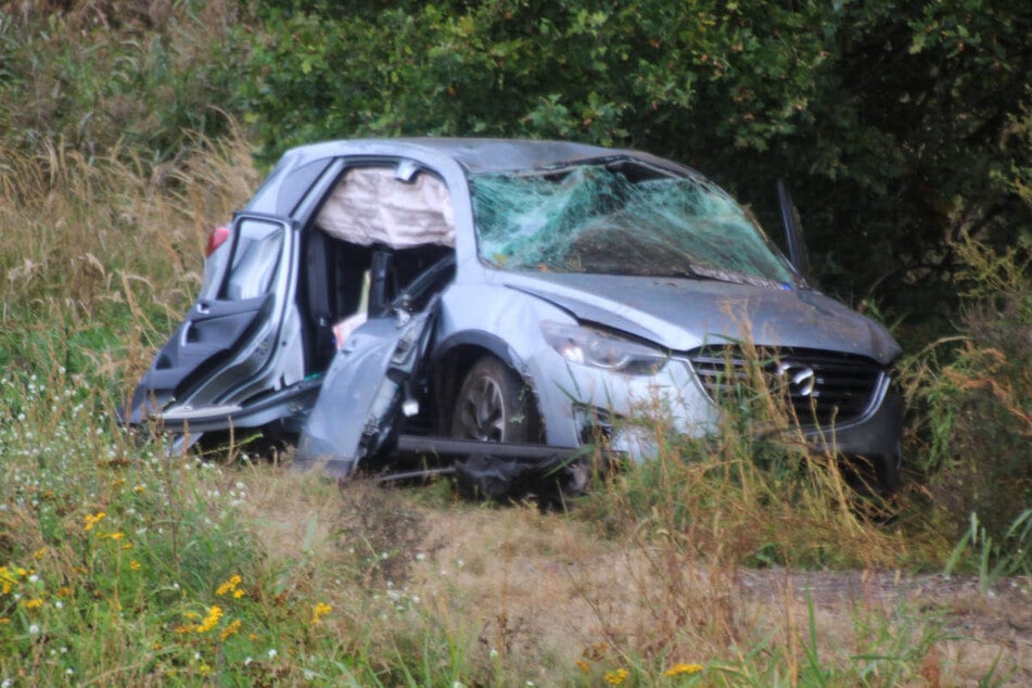 Der Mazda war nach dem mehrfachen Überschlag nicht mehr fahrtauglich.