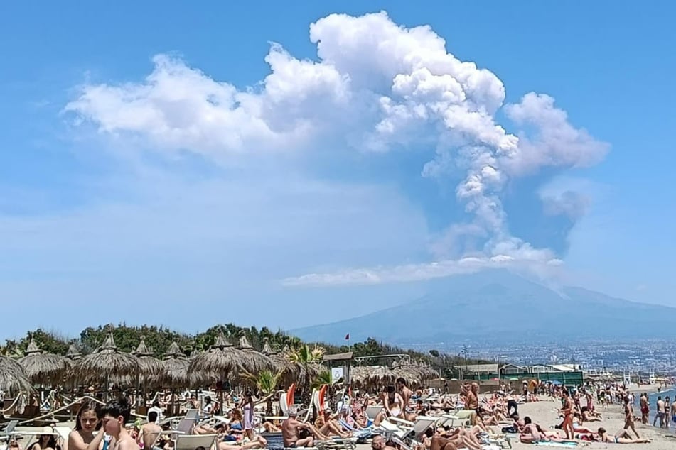 Zahlreiche Strandgänger bestaunten den Vulkanausbruch.