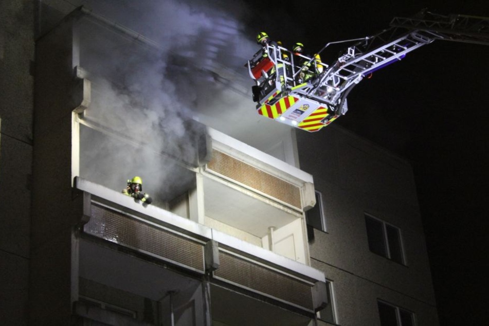 Dichter Rauch steigt aus der vierten Etage des Plattenbaus auf. Die Wohnungen über der Brandwohnung mussten gewaltsam geöffnet werden.