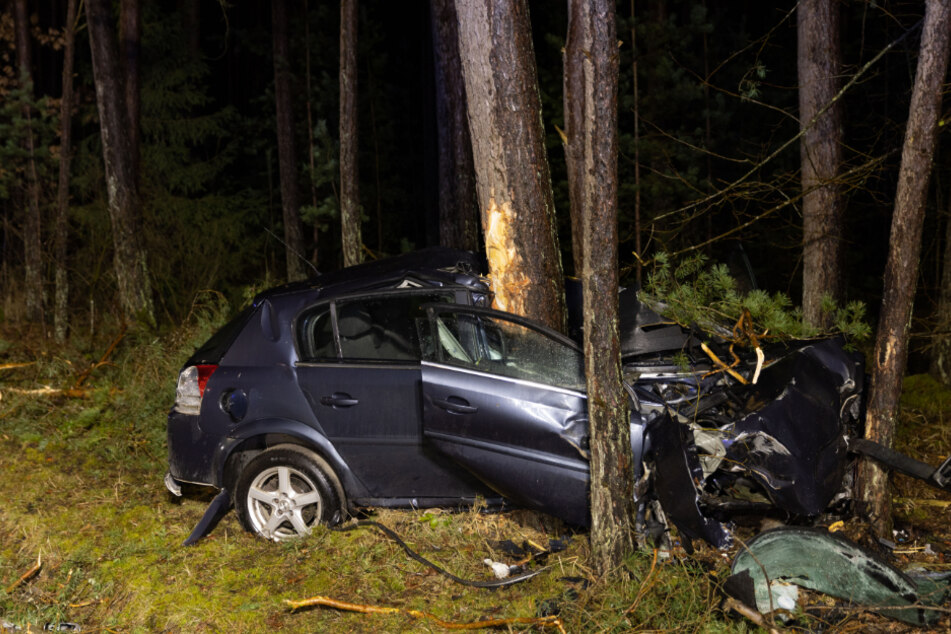 Das Auto wurde bei dem Unfall stark verformt. Für den Fahrer kam jede Hilfe zu spät.