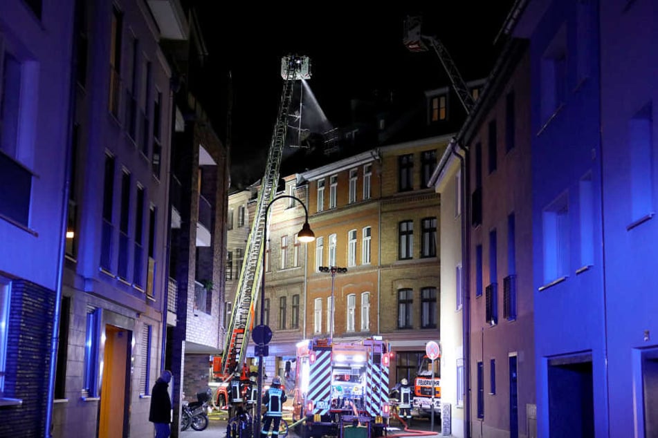 Das Haus brannte bis zum Dach.