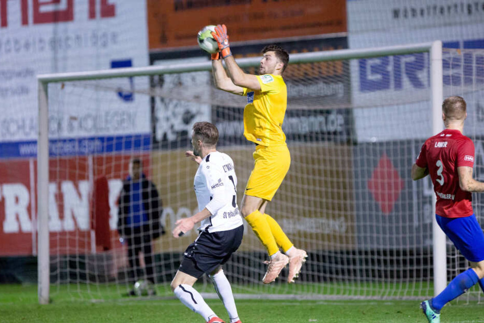 Sicher pflückt Joshua Mroß den Ball aus der Luft. Hier trägt der Schlussmann noch das Trikot des Wuppertaler SV, ab sofort wird er aber das Dress der himmelblauen Chemnitzer übestreifen.