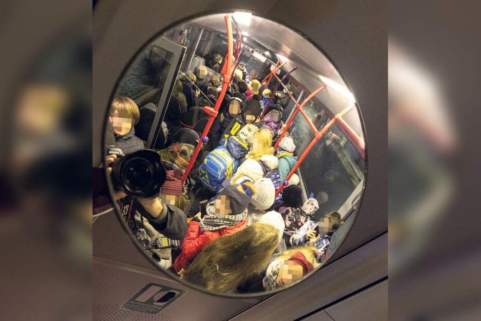 Überfüllt und gefährlich: Eltern kritisieren die beengten Platzverhältnisse im Schulbus.