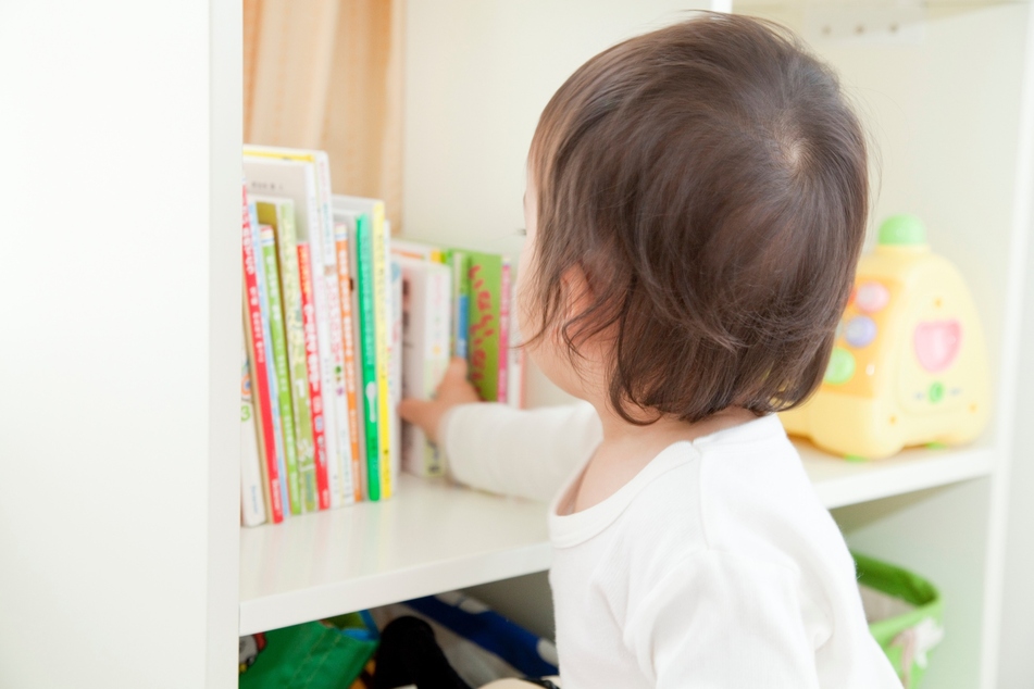 Regale für Bücher und Spielzeuge sollten sich griffbereit, auf Höhe des Kindes, befinden. Dadurch kann das Kind, unter Hilfestellung der Eltern, die Sachen auch selbstständig wieder wegräumen.