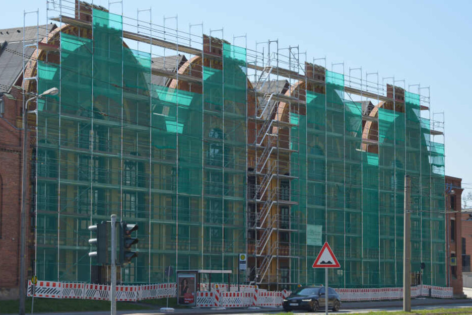 Die Fassade des Industriemuseums bleibt bis zum Herbst wegen Sanierungsarbeiten eingerüstet.