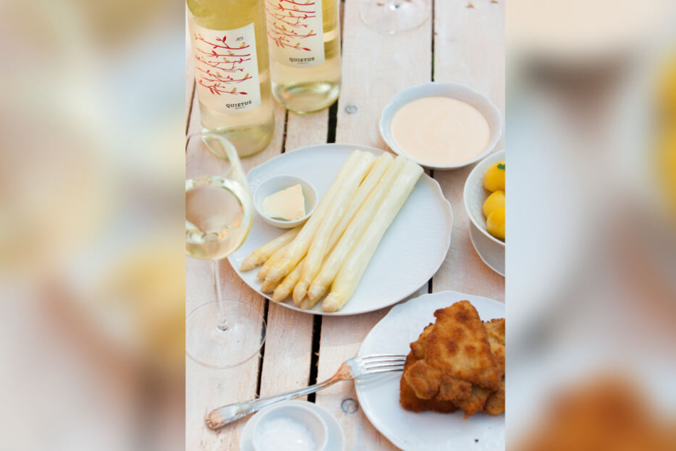 Das sind für viele Menschen die typischen Begleiter zu weißem Spargel: Schnitzel, Weißwein und eine Sauce Hollandaise.